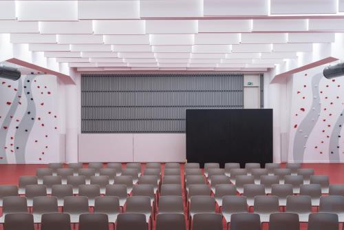 LANG BENEDEK ASSOCIATED ARCHITECTS S. R. O. | REKONŠTRUKCIA MULTIFUNKČNEJ SÁLY POD KOSTOLOM DONA BOSCA NA DORNKAPLI V TRNÁVKE
