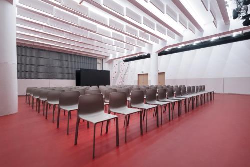 LANG BENEDEK ASSOCIATED ARCHITECTS S. R. O. | REKONŠTRUKCIA MULTIFUNKČNEJ SÁLY POD KOSTOLOM DONA BOSCA NA DORNKAPLI V TRNÁVKE