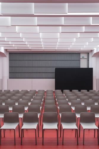 LANG BENEDEK ASSOCIATED ARCHITECTS S. R. O. | REKONŠTRUKCIA MULTIFUNKČNEJ SÁLY POD KOSTOLOM DONA BOSCA NA DORNKAPLI V TRNÁVKE