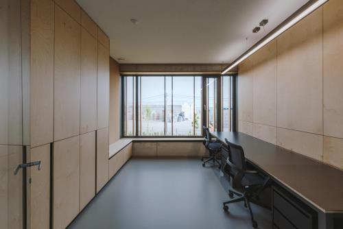 RB ARCHITECTS S.R.O., LANG BENEDEK ASSOCIATED ARCHITECTS S. R. O. | INTERIÉR ADMINISTRATÍVNEJ BUDOVY ABW, KRÁĽOVÁ PRI SENCI