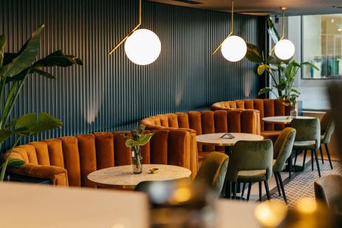 3-CLIQUE CAFÉ & BAR (228 m²)-Bratislava