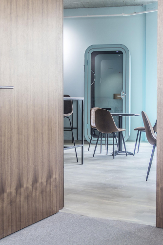 Juraj-Tesák-architekti-interiér-kancelárii-crowdberry