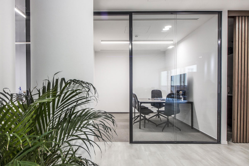 Juraj-Tesák-architekti-interiér-kancelárii-crowdberry