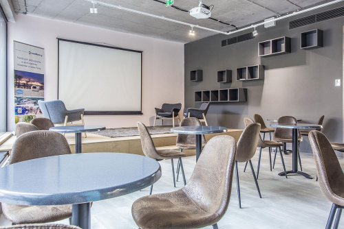 Juraj-Tesák-architekti-interiér-kancelárii-crowdberry