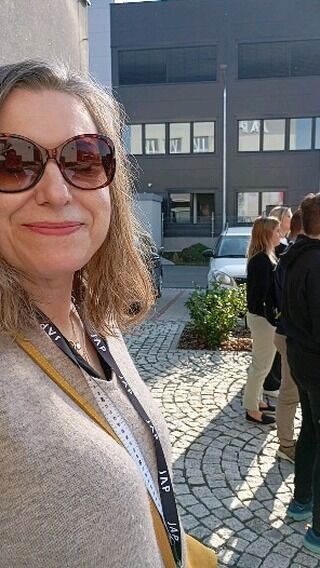 Dnes sme odštartovali z Bratislavy priamo do výroby @jap_future a bolo to veľmi iné. Vôňu drevených pilín strieda hluk valcovne a puket mazacieho oleja či zvarovne. Zážitok umocňuje kontrast zo showroomu s hotovými výrobkami. Vďaka pekne, užili sme si to, dozvedeli čosi nové. Kvalitka slušná.