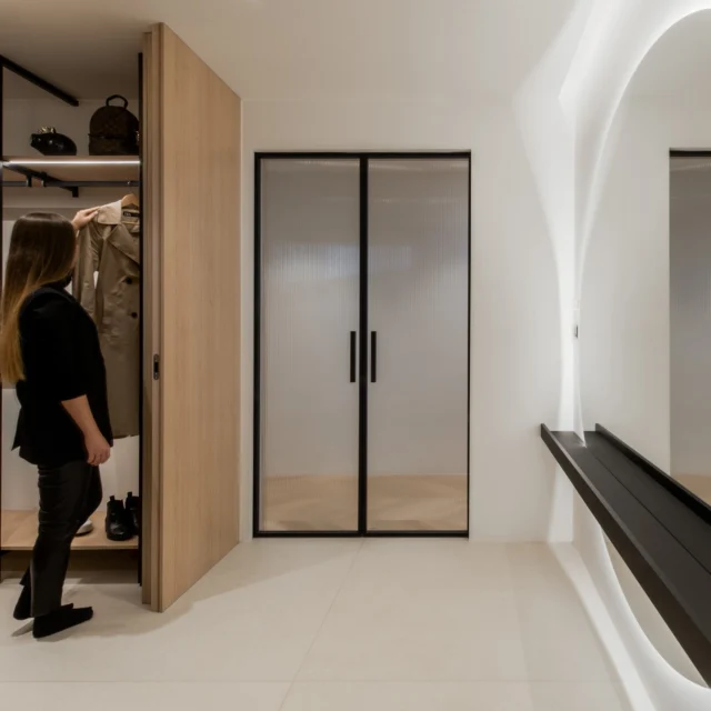 Matej Balážik
@blzk_architekti 

Slovenská asociácia interiérových dizajnérov a architektov predstavuje s hrdosťou svojich členov.

Matej Balážik z BLZK architekti tvorí architektúru a interiéry s dôrazom na ľudský prístup, kde sa stretáva precízna funkcionalita s osobitým rukopisom a emóciou priestoru. 

Jeho práca je charakteristická harmonickým prepojením klientových predstáv s modernými riešeniami, ktoré reflektujú jedinečný príbeh každého projektu.

Matejov projekt: Rodinný dom MNS

Interiér v minimalistickom štýle spája zemité tóny, drevo a betón pre harmonický, funkčný priestor s plynulým prechodom medzi zónami – od praktického vstupu, cez otvorenú dennú časť s kuchyňou, jedálňou a U-sedačkou, až po útulnú spálňu so šatníkom a kúpeľňou.

#interiordesign #interiorarchitecture #interiors